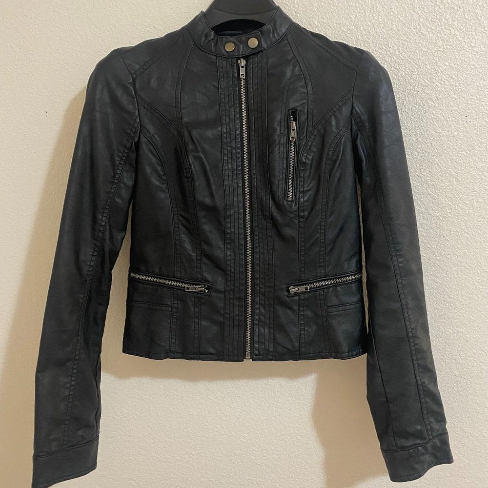 WOMEN'S BLACK FAUX LEATHER MOTO JACKET